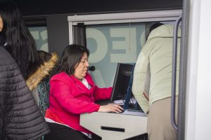 Salud y Registro Civil acompañaron la entrega de pescado en el barrio San Benito