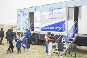 Salud y Registro Civil acompañaron la entrega de pescado en el barrio San Benito