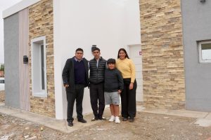 Claudio Vidal destacó el trabajo conjunto para cumplir con el sueño del techo propio a familias de Tres Lagos