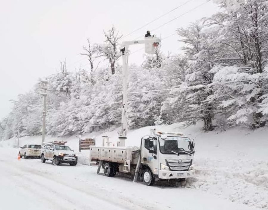 Servicios Públicos restableció el suministro eléctrico tras las fuertes nevadas en la Cuenca y El Chaltén