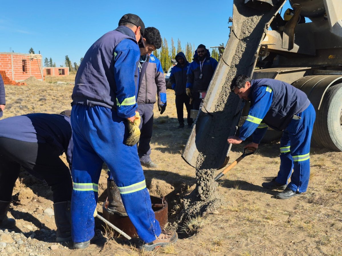 SPSE realiza una inversión millonaria para llevar energía y alumbrado público a 249 familias de Comandante Luis Piedra Buena