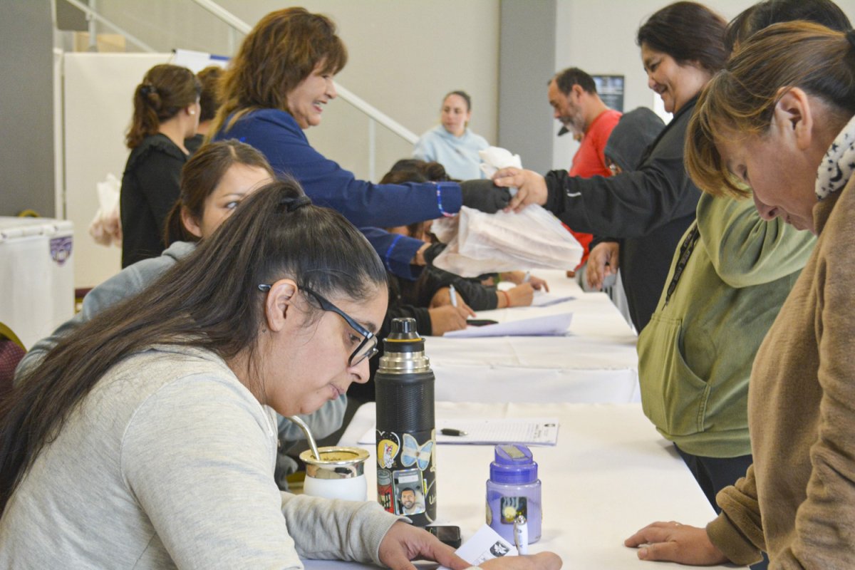 Entrega de pescado por Semana Santa: el Gobierno de Claudio Vidal acompaña a las familias en todo el territorio