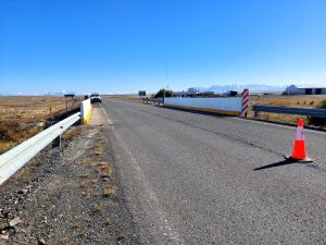 Vialidad Provincial refuerza la seguridad vial en Ruta Nacional N°40 con trabajos de pintura en el puente Tapi Aike