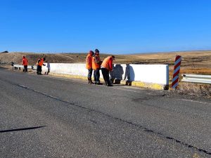 Vialidad Provincial refuerza la seguridad vial en Ruta Nacional N°40 con trabajos de pintura en el puente Tapi Aike