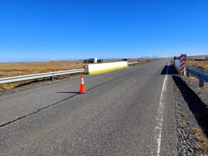 Vialidad Provincial refuerza la seguridad vial en Ruta Nacional N°40 con trabajos de pintura en el puente Tapi Aike