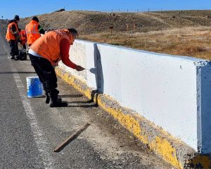 Vialidad Provincial refuerza la seguridad vial en Ruta Nacional N°40 con trabajos de pintura en el puente Tapi Aike