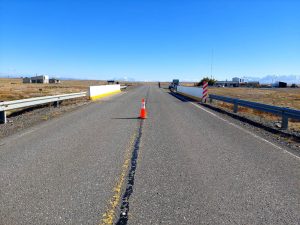 Vialidad Provincial refuerza la seguridad vial en Ruta Nacional N°40 con trabajos de pintura en el puente Tapi Aike