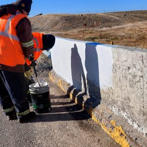 Vialidad Provincial refuerza la seguridad vial en Ruta Nacional N°40 con trabajos de pintura en el puente Tapi Aike