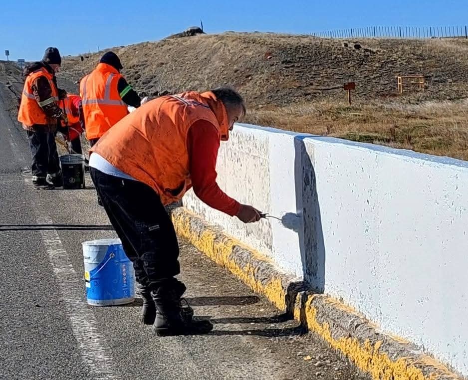 Vialidad Provincial refuerza la seguridad vial en Ruta Nacional N°40 con trabajos de pintura en el puente Tapi Aike