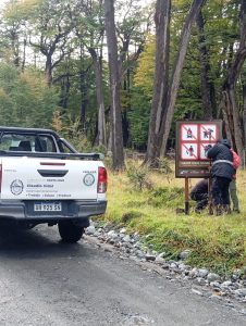 Instalación de cartelería en la Reserva Provincial Lago Del Desierto