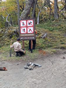 Instalación de cartelería en la Reserva Provincial Lago Del Desierto