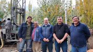 Perito Moreno: el gobierno provincial puso en marcha el primer pozo de agua para chacras productivas