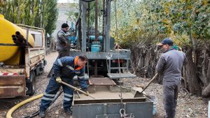 Perito Moreno: el gobierno provincial puso en marcha el primer pozo de agua para chacras productivas