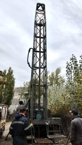 Perito Moreno: el gobierno provincial puso en marcha el primer pozo de agua para chacras productivas