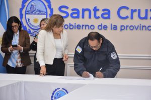 Prácticas profesionalizantes en Santa Cruz: el Gobierno firma convenios para vincular educación y empleo