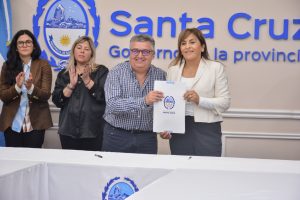 Prácticas profesionalizantes en Santa Cruz: el Gobierno firma convenios para vincular educación y empleo