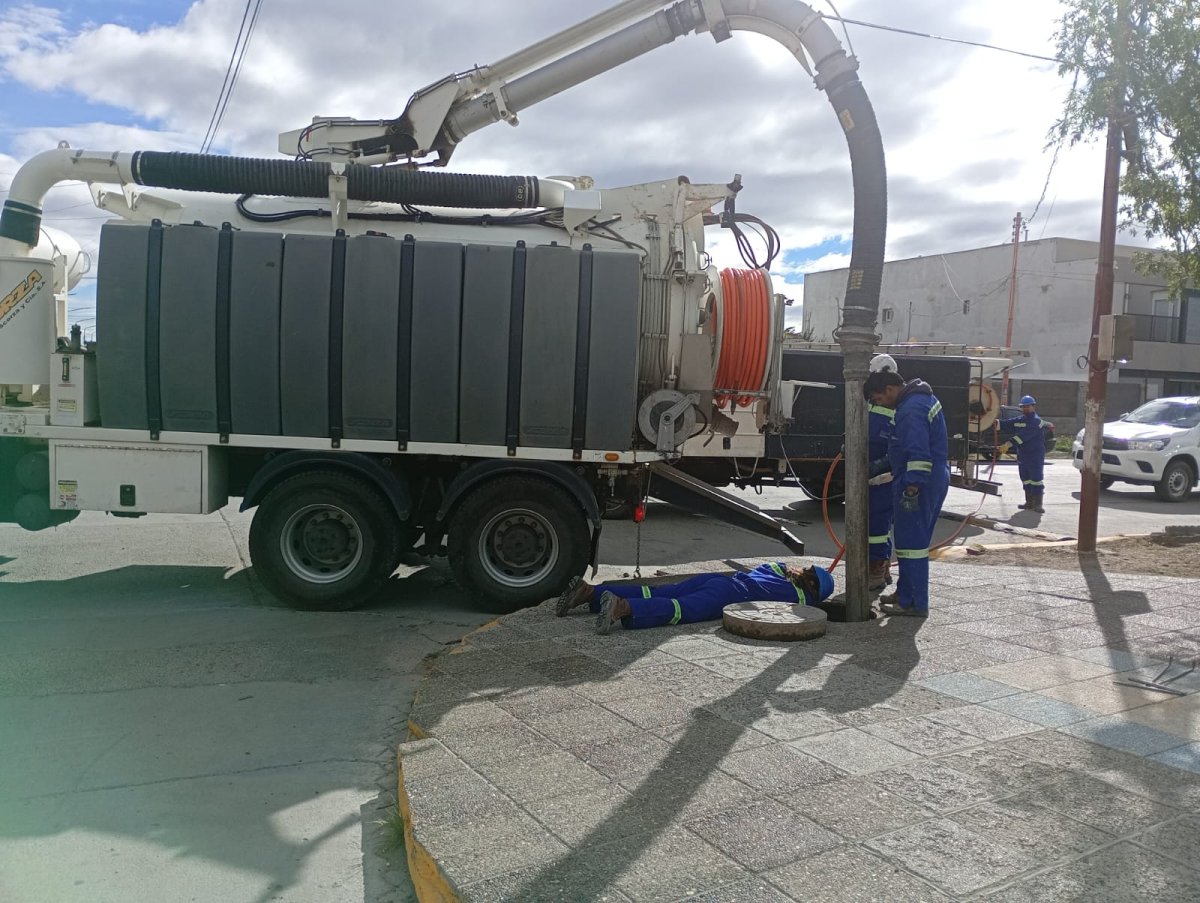 SPSE optimiza el sistema cloacal en Pico Truncado con intervenciones en puntos críticos