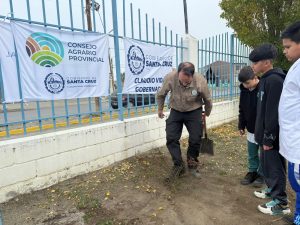 Se realizó jornada de forestación en la escuela 63 de Río Gallegos