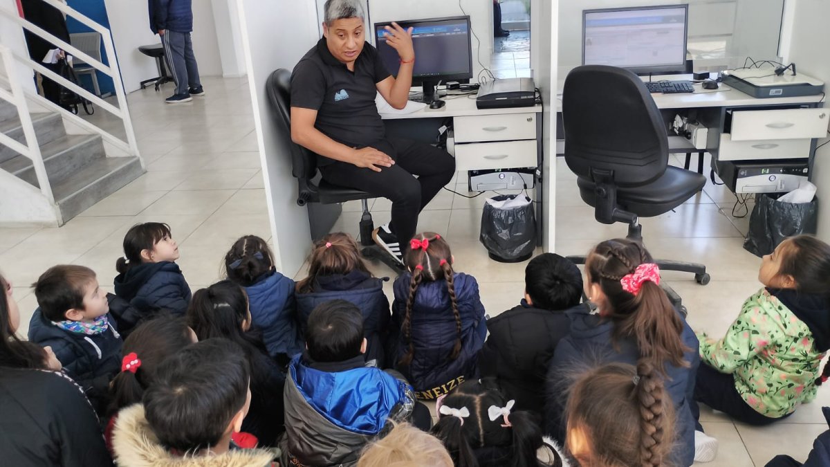 El Registro Civil abre sus puertas a estudiantes para promover el derecho a la identidad