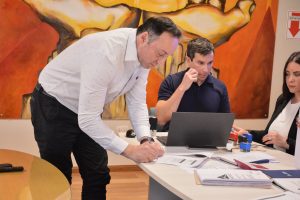 FOMICRUZ realizó la apertura de sobres de la licitación para perforaciones en pozos a diamantina