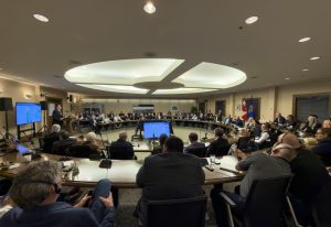 “Vamos a acompañar cada proyecto que impulse el crecimiento de Santa Cruz”, afirmó Llugdar en Canadá