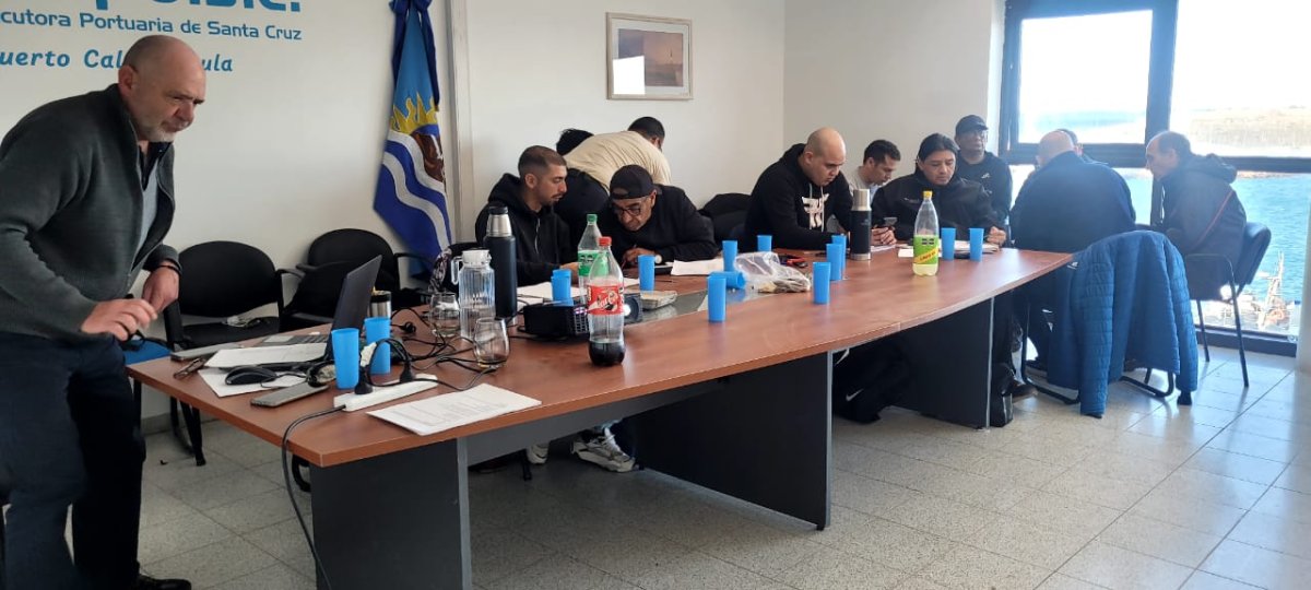 Santa Cruz capacitó observadores a bordo para fortalecer el control de la pesquería de langostino