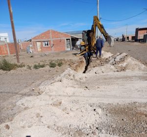 Servicios Públicos, junto a los vecinos, ejecuta nueva obra de agua en Pico Truncado