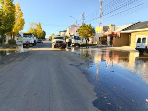 Servicios Públicos repara una cañería en calle 25 de Mayo y advierte baja presión en el centro