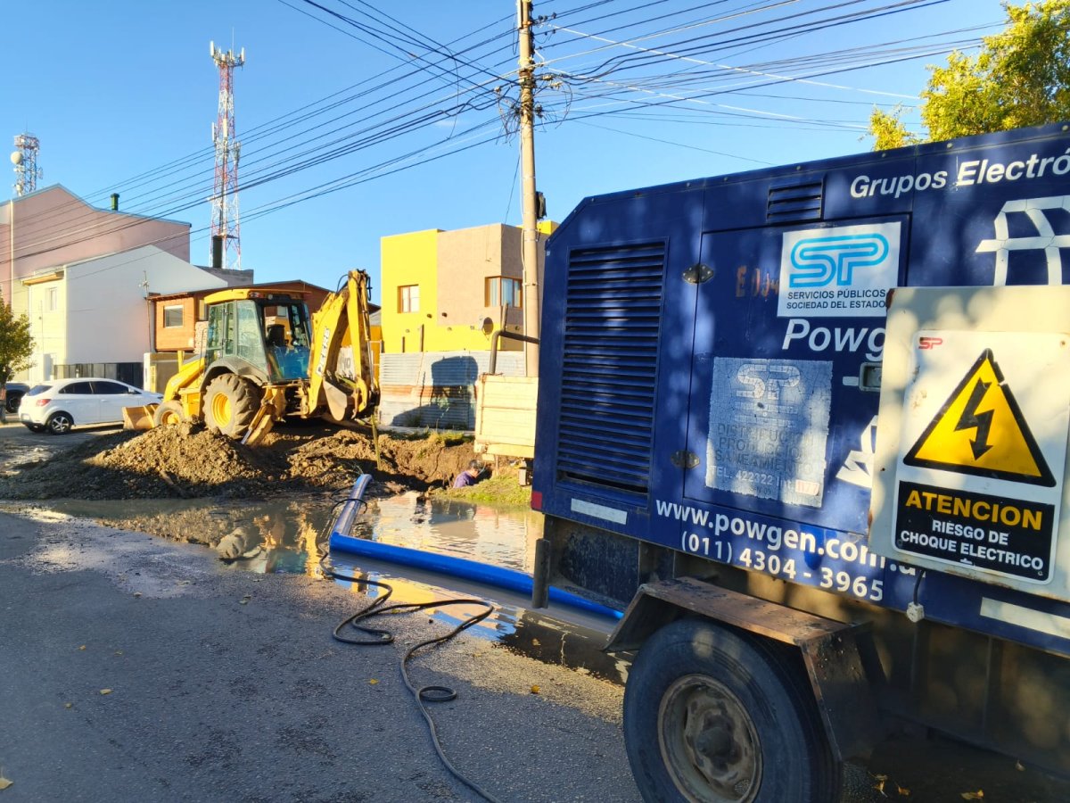 Servicios Públicos repara una cañería en calle 25 de Mayo y advierte baja presión en el centro