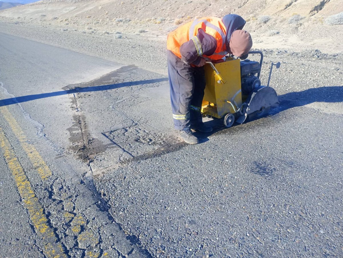 El Distrito Vial Gobernador Gregores lleva adelante trabajos sobre la Ruta Nacional N° 40