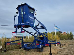 Seguridad instaló una torre de vigilancia móvil en el barrio El Faro de Río Gallegos