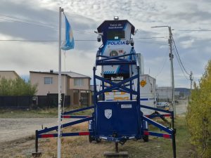 Seguridad instaló una torre de vigilancia móvil en el barrio El Faro de Río Gallegos