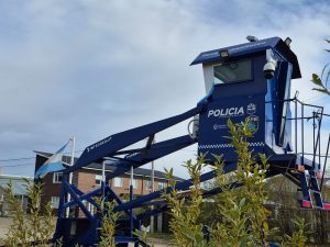 Seguridad instaló una torre de vigilancia móvil en el barrio El Faro de Río Gallegos