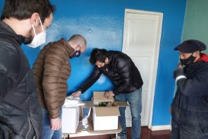 Vialidad Provincial entregó kits de ayuda humanitaria de la Cruz Roja a las localidades de la Cuenca Carbonífera