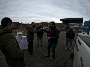 Vialidad Provincial entregó kits de ayuda humanitaria de la Cruz Roja a las localidades de la Cuenca Carbonífera
