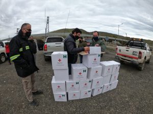 Vialidad Provincial entregó kits de ayuda humanitaria de la Cruz Roja a las localidades de la Cuenca Carbonífera