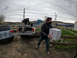 Vialidad Provincial entregó kits de ayuda humanitaria de la Cruz Roja a las localidades de la Cuenca Carbonífera