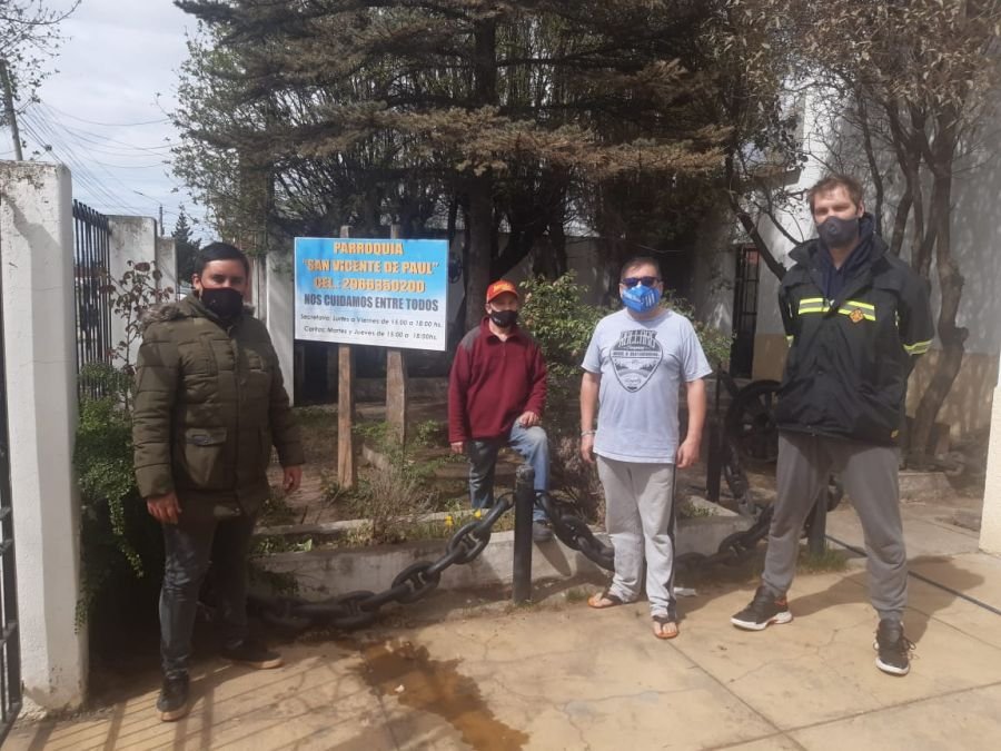 Vialidad Provincial entregó mástil a la parroquia San Vicente de Paul de Río Gallegos