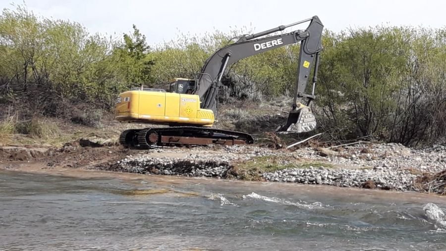 Se realizan tareas de contención del Río Los Antiguos
