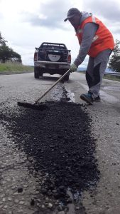 Vialidad Provincial realiza tareas de bacheo en la Ruta Provincial Nº 11