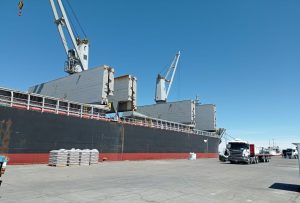 El puerto de Puerto Deseado trabaja en su segundo operativo de exportación de cemento