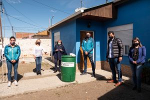 Acciones Verdes: Alicia entregó la compostera 200 a vecina de Río Gallegos