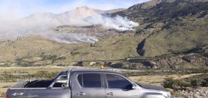 Vialidad Provincial articula acciones para ayudar a sofocar incendio en Bosques de Cañadón del Río Oro