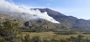 Vialidad Provincial articula acciones para ayudar a sofocar incendio en Bosques de Cañadón del Río Oro
