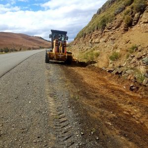 Vialidad Provincial trabaja en banquinas de la Ruta Nº 40