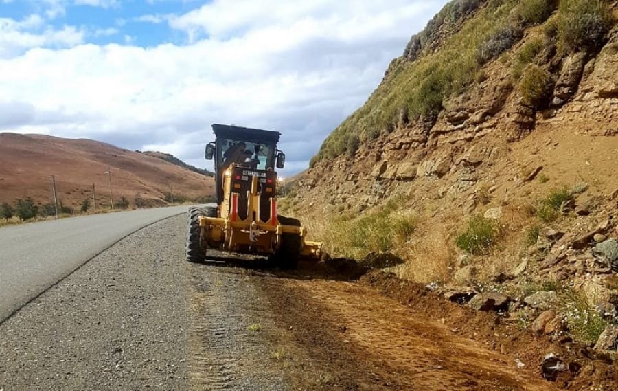 Vialidad Provincial trabaja en banquinas de la Ruta Nº 40