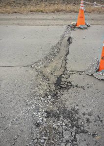 Realizan trabajos de reparación de calzada sobre la Ruta Provincial N° 20