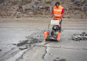 Realizan trabajos de reparación de calzada sobre la Ruta Provincial N° 20