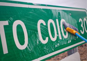 Continúa el acondicionamiento de cartelería en rutas de Santa Cruz