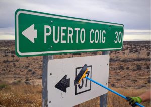 Continúa el acondicionamiento de cartelería en rutas de Santa Cruz